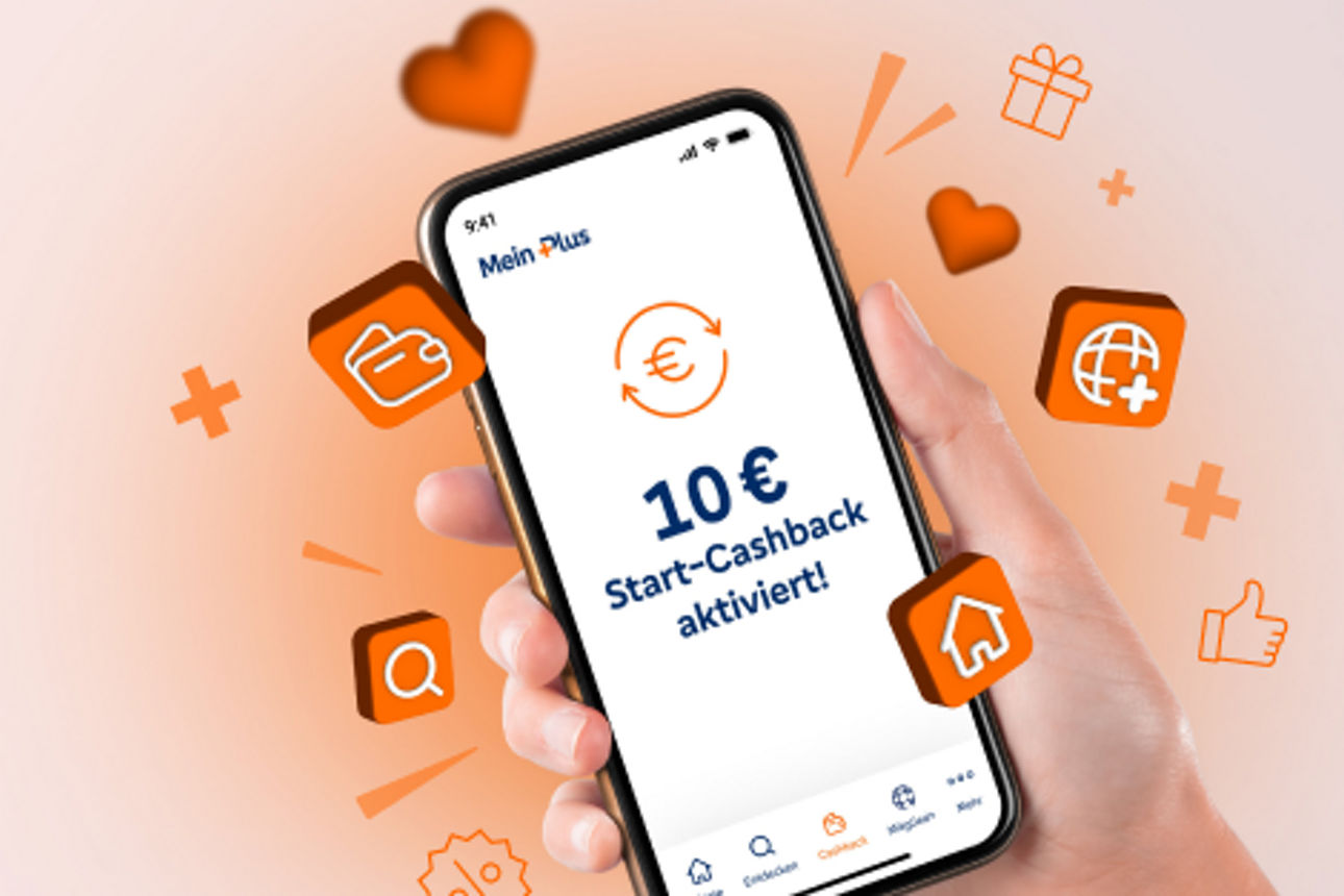 Hand hält Handy auf dem 10 € Cashback zu sehen sind.