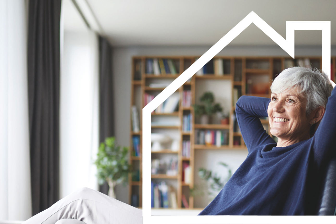 Frau sitz glücklich und sorgenfrei in ihrem Zuhause.