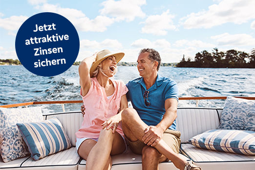Glückliches Paar auf einem Boot