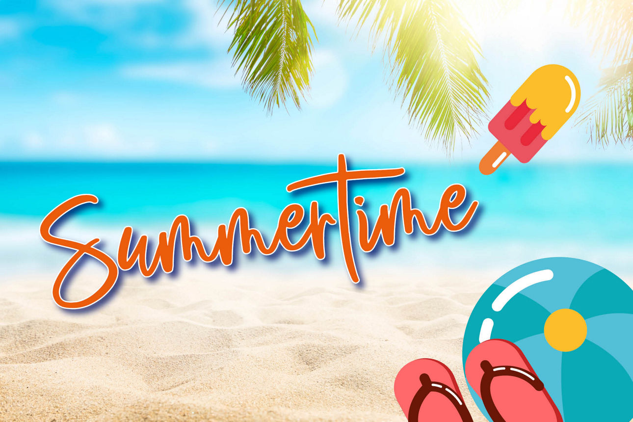  Sommerliches Strandmotiv mit Schriftzug „Summertime“, Meer, Sand, Palme, Schwimmring, Eis am Stiel und Sandalen.