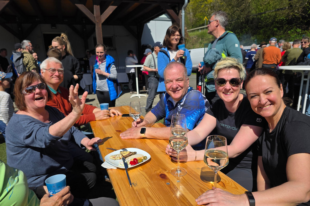 In geselliger Runde wird das Wetter genossen.