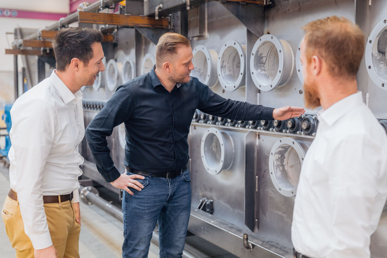 Florian Graf, Thomas Kneuer und Philipp Seifert zeigen einen Industrieofen