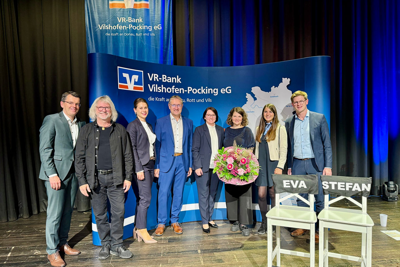 Alle Verantwortlichen mit den Künstlern auf der Bühne