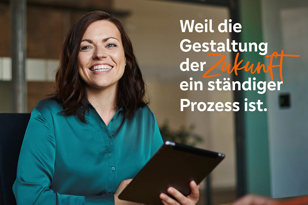 Illustrationen von drei Menschen und einer Lupe