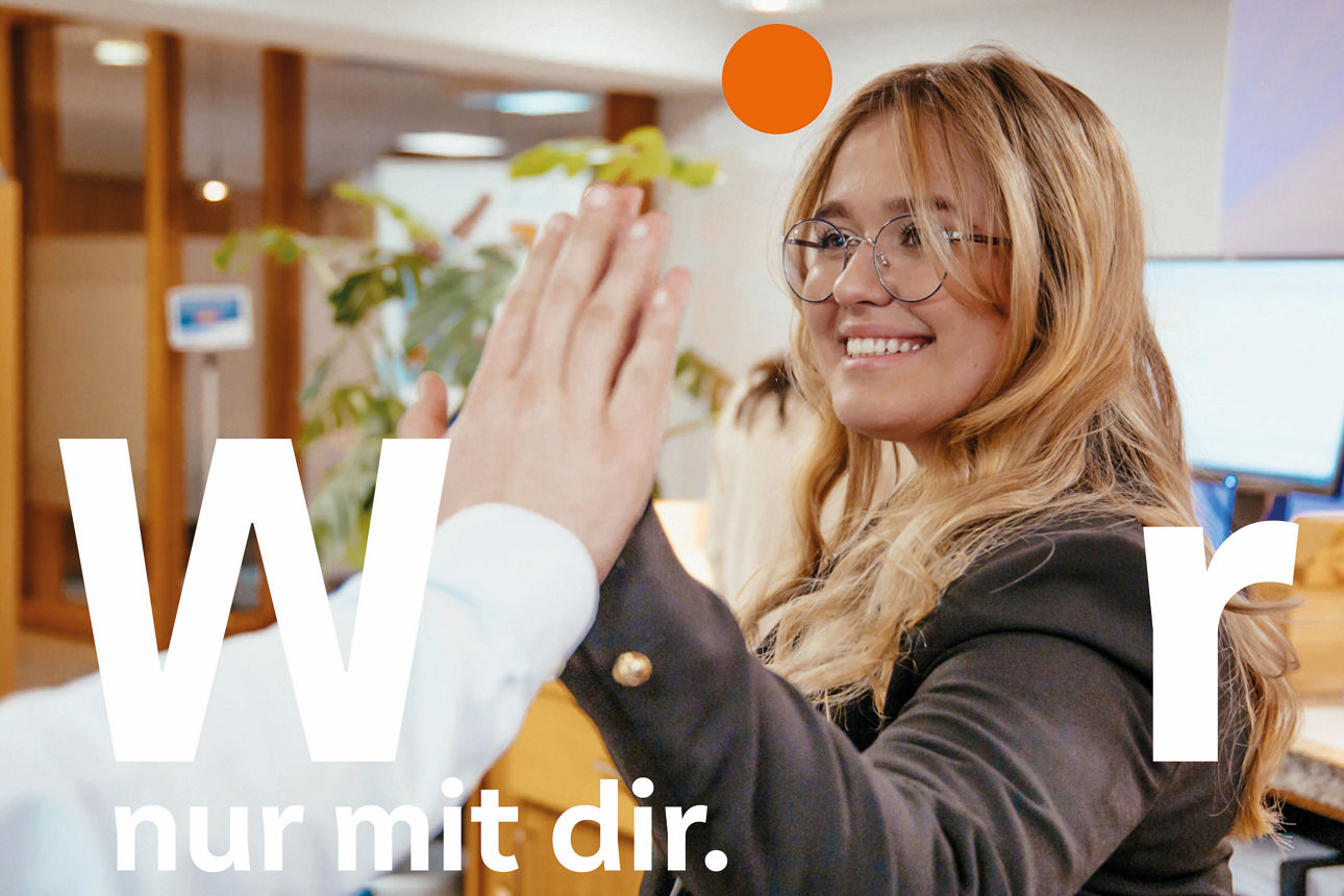 Junge Frau beim Handschlag