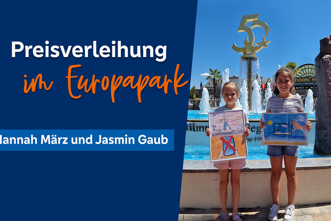 Die Landessiegerinnen mit ihren Bildern vor einem Springbrunnen im Europa Park