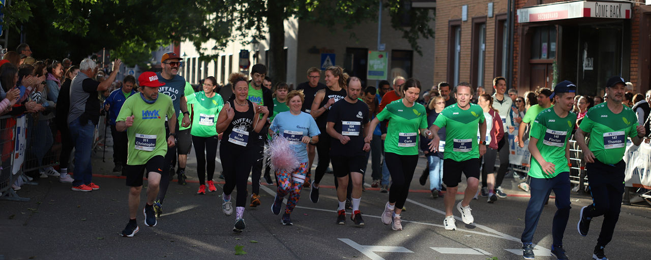 Mehrere Läuferinnen und Läufer beim Altstadtlauf in Ettlingen.