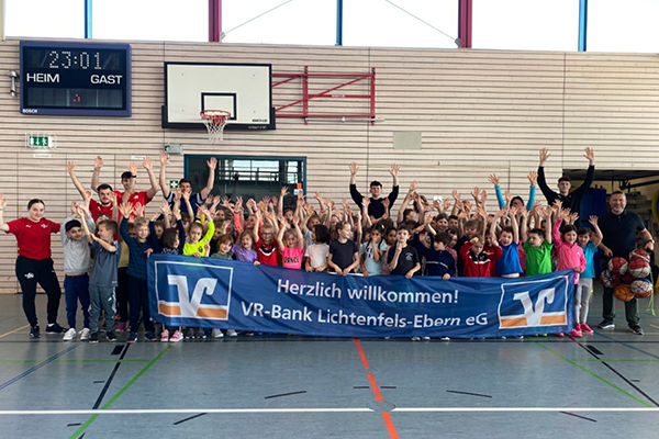 Kinder freuen sich über den Ballaktionstag in der Turnhalle