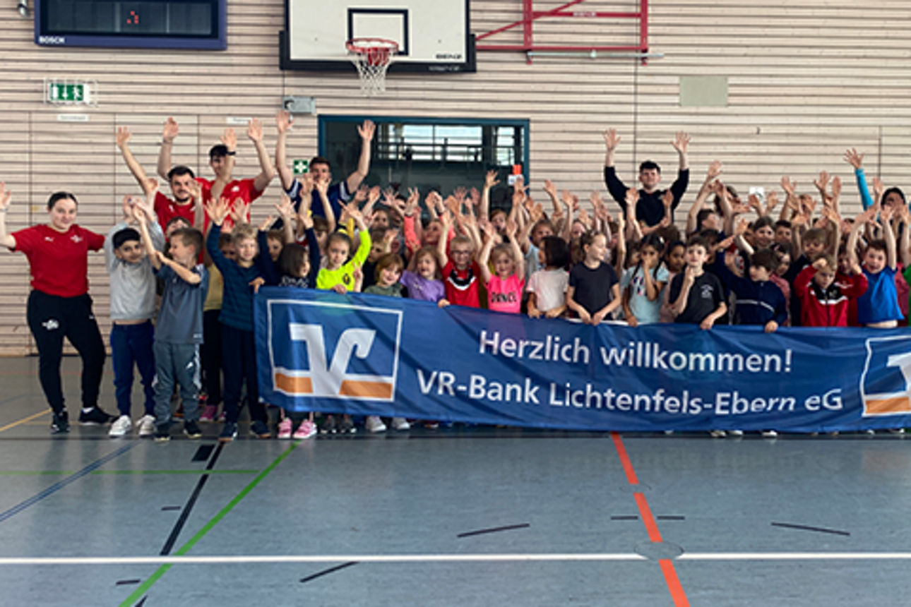 Kinder freuen sich über den Ballaktionstag in der Turnhalle