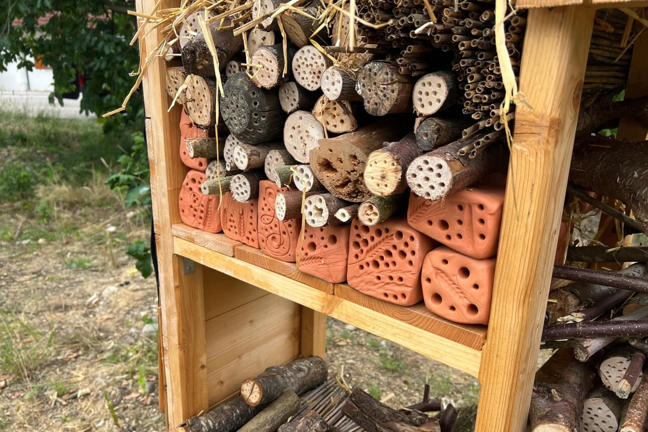Inhalt des Insektenhotels aus Ästen und Tonwürfeln mit Löchern