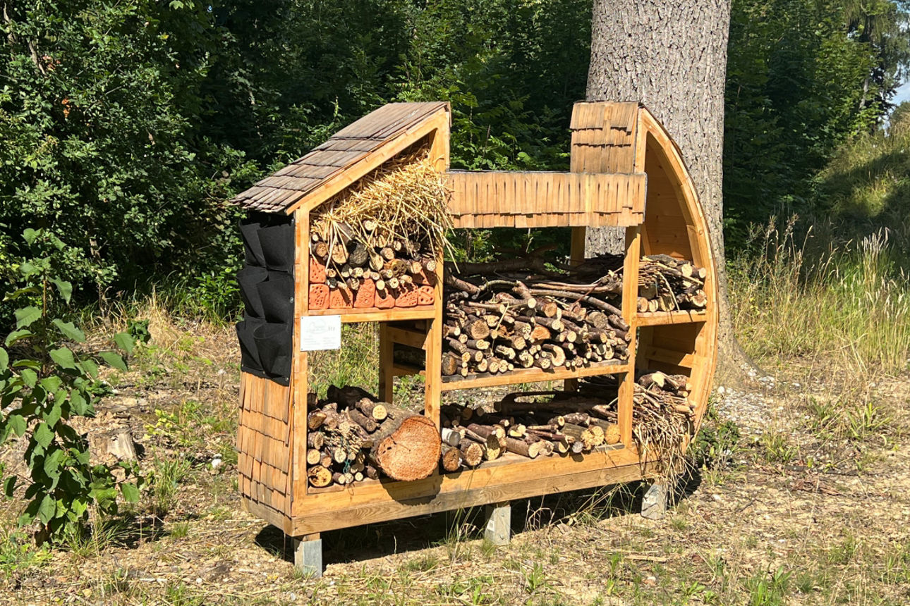Neues Insektenhotel im Garten des VR-Bank Campus