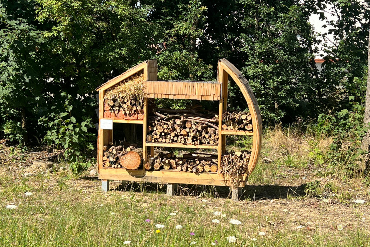 Unser neues Insektenhotel im Garten unsereer VR-Bank Campus