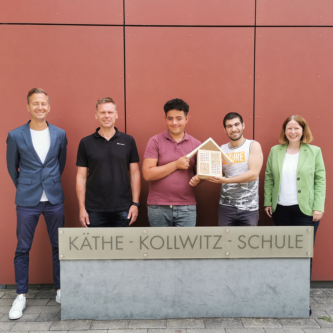 Schüler mit Insektenhotels vor der Käthe-Kollwitz-Schule