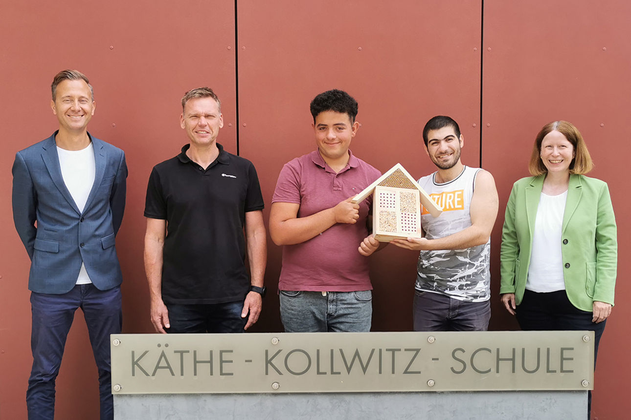 Schüler mit Insektenhotels vor der Käthe-Kollwitz-Schule