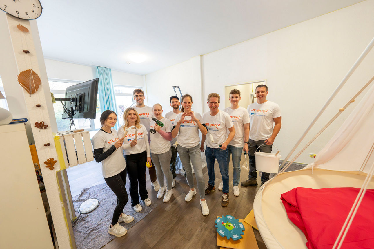 Das Foto zeigt die Mitarbeitenden bei ihrem ehrenamtlichen Einsatz im Rahmen des Projekts „Wir helfen“.