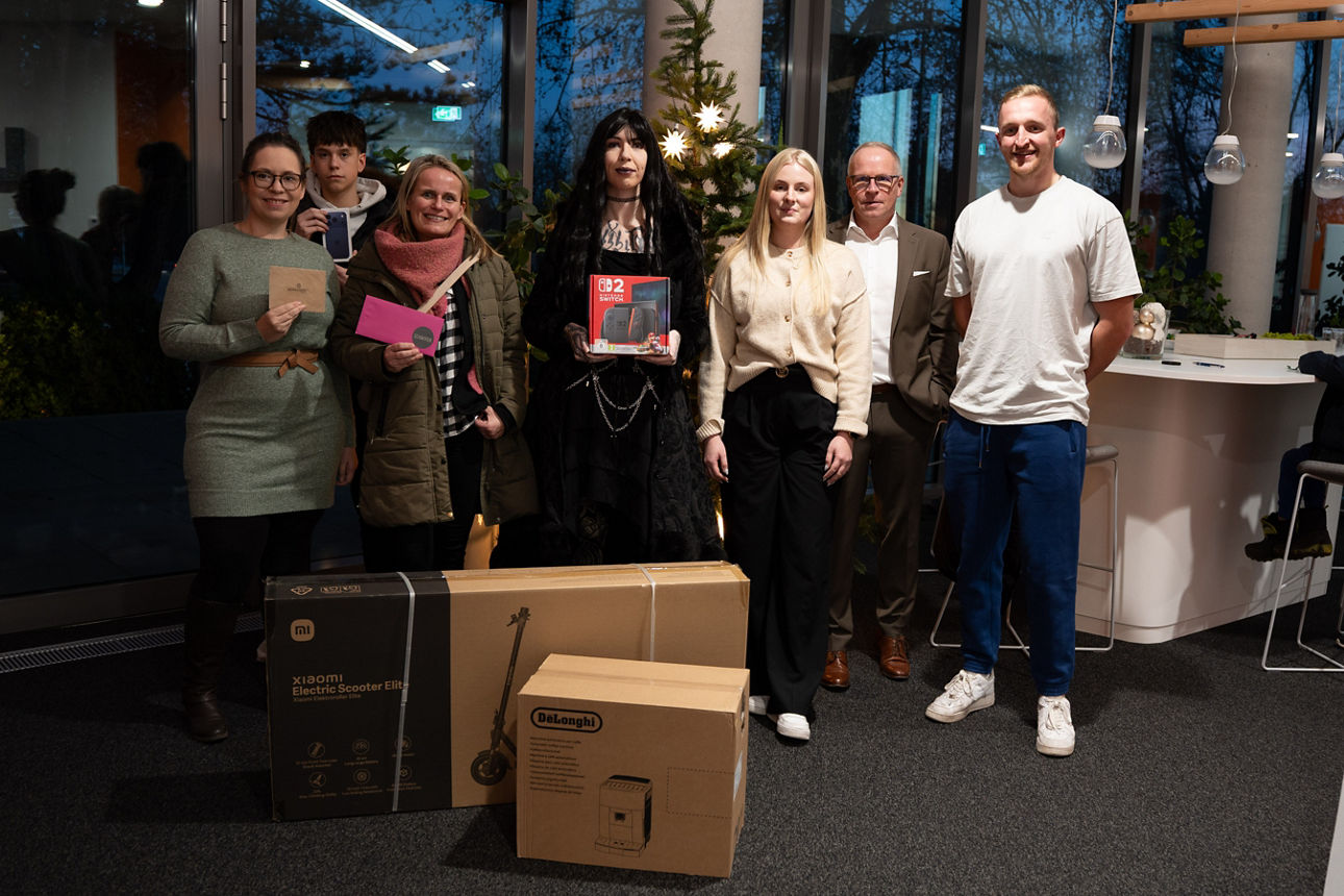 Eine Gruppe von menschen steht vor Paketen