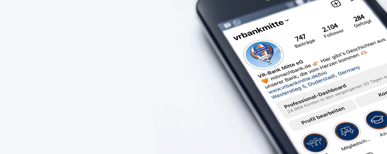 Handy auf dem Display Instagram der VR-Bank Mitte
