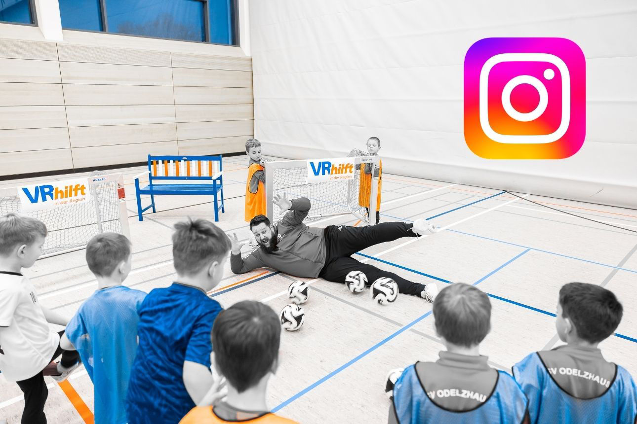 Fussballkinder und ihr Trainer beim Hallenfußball