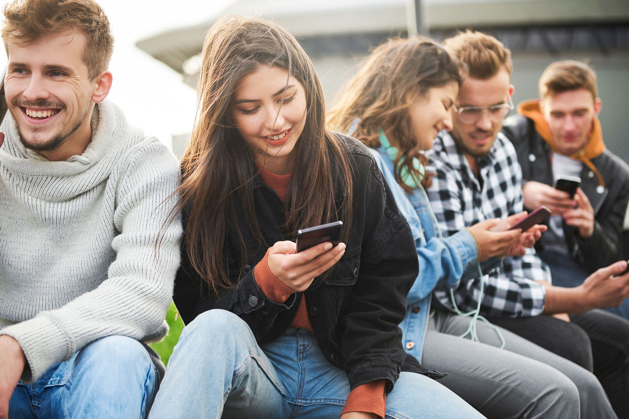 Gruppe junger Menschen mit Smartphones