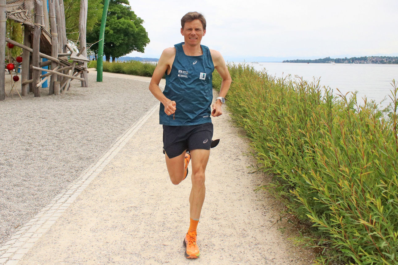 Benedikt Hoffmann läuft im Uferpark Überlingen