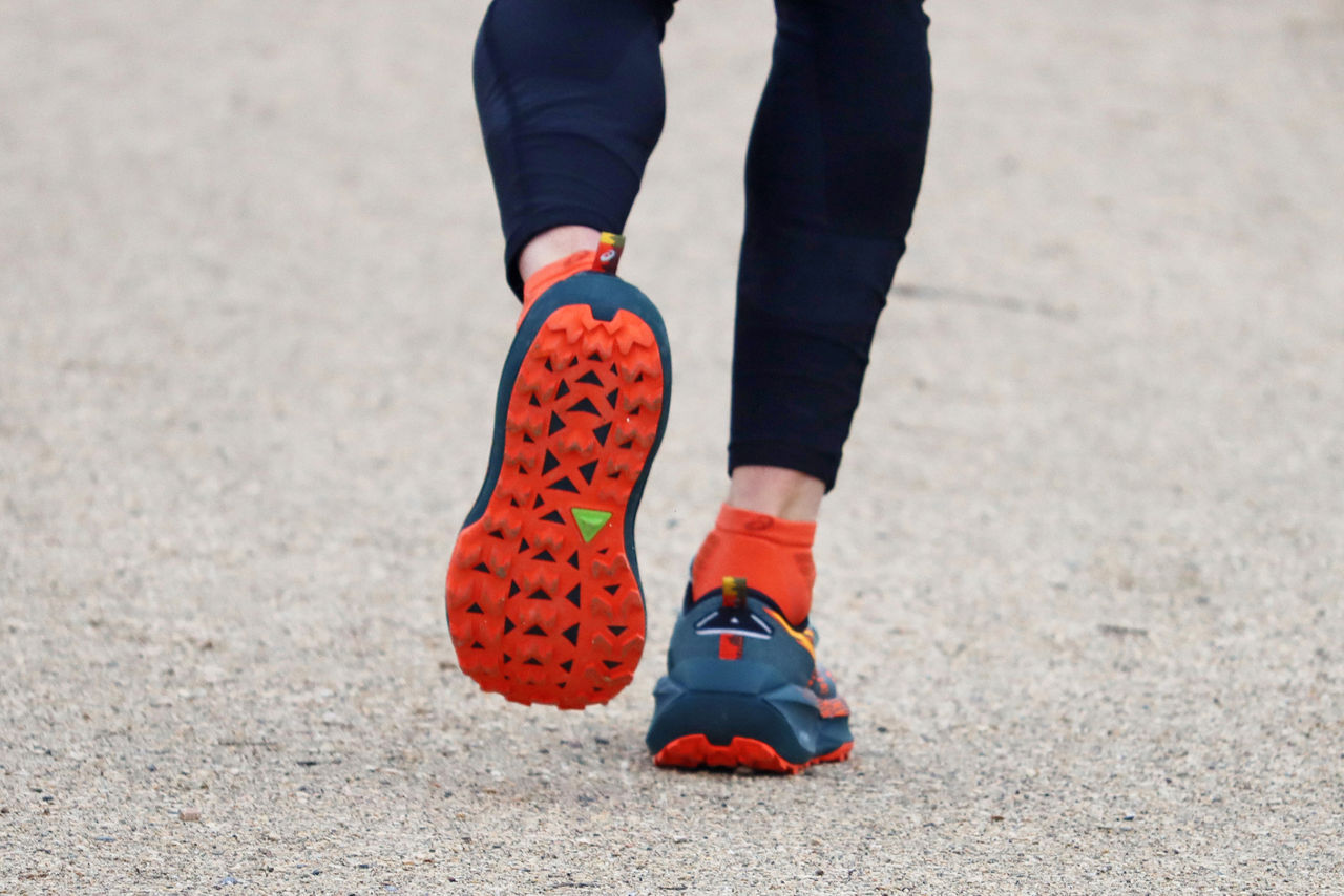 Nahaufnahme von Laufschuhen an den Beinen eines Läufers