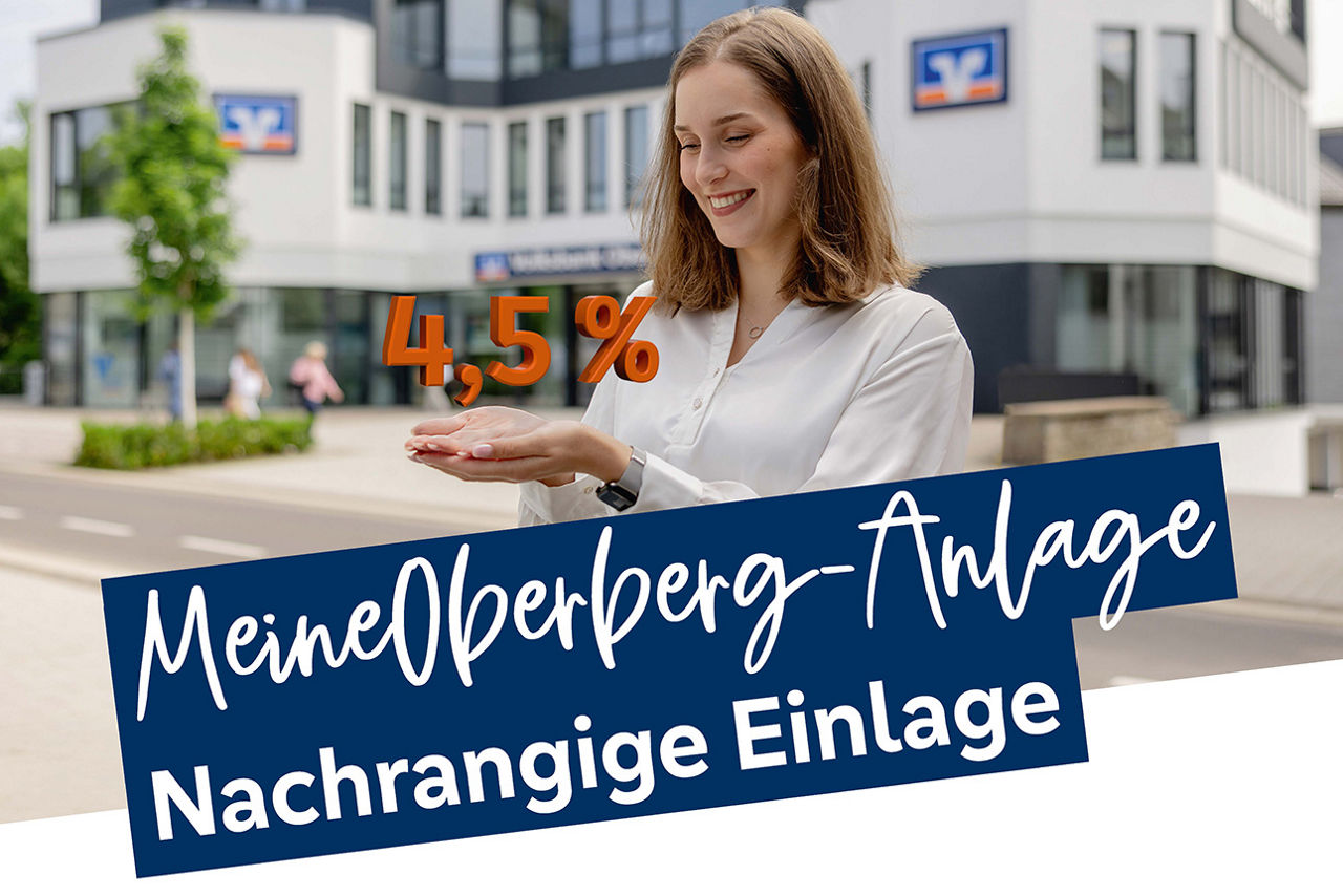 Junge Frau steht lächelnd vor einem modernen Bankgebäude und hält die Zahl „4,50%“ in orangefarbener Schrift scheinbar in ihren Händen.