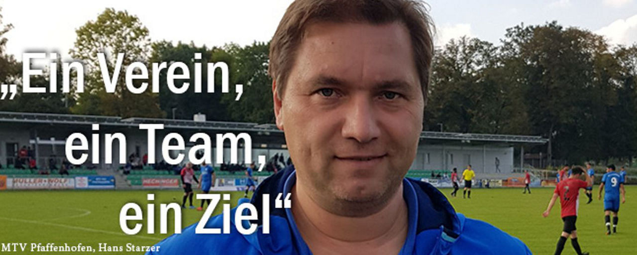 Mann auf einem Fußballplatz