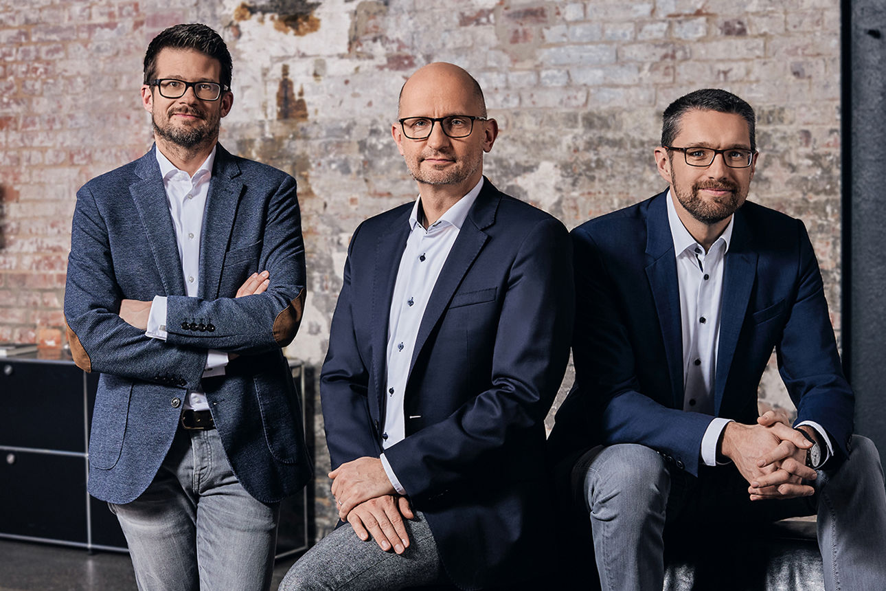 Das Bild zeigt drei Männer, den Vorstand der Sparda-Bank Hannover eG