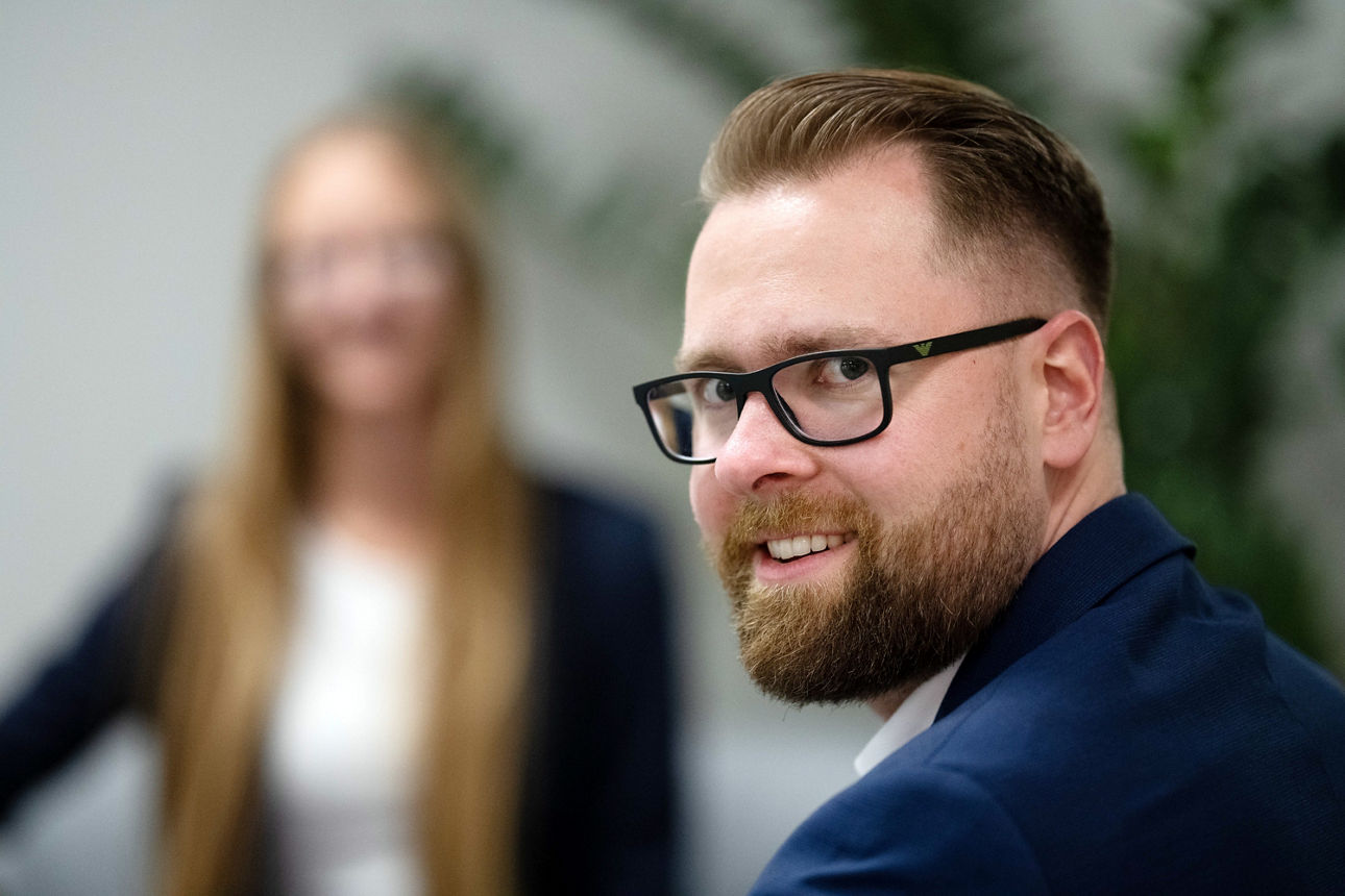 Zwei Personen im Beratungsgespräch