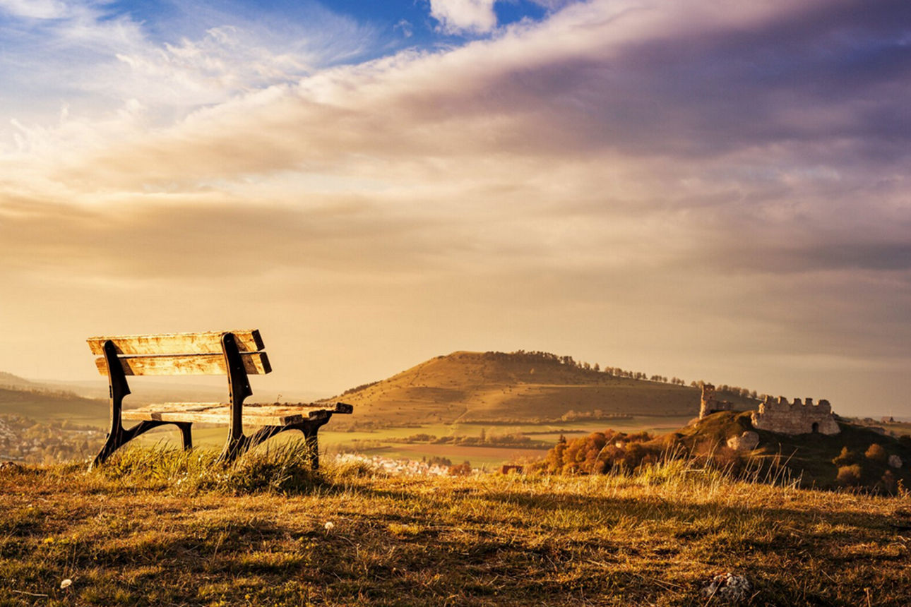 Landschaftsbild mit Blick auf einen Berg.