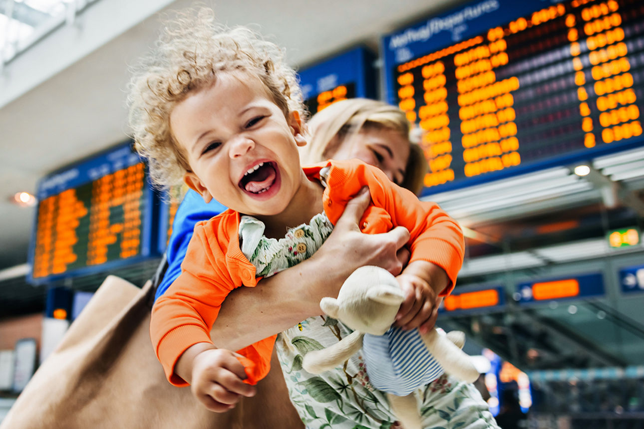 Bergsteiger in einer winterlichen Berglandschaft streckt die Arme aus, als möchte er die Welt umarmen