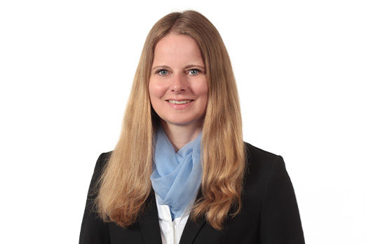 Freundlich lächelnde Frau im Anzug