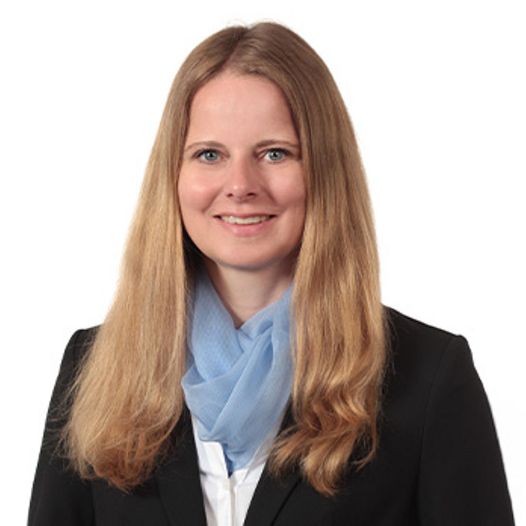 Freundlich lächelnde Frau im Anzug, unsere Kollegin in Vertriebsassistenz Sabine Irl