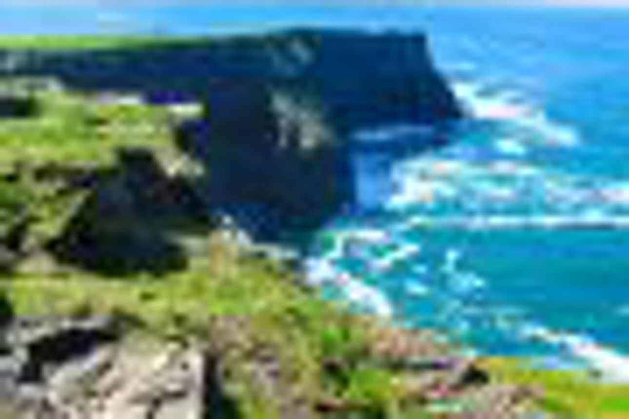 Eine riesige Wasserfläche unter einem klaren Himmel