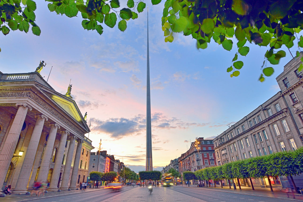 Eine große schöne Straße, mit vielen blinkenden Lichtern und dem Sonnenuntergang