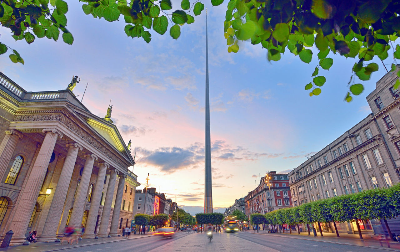 Die atemberaubende Silhouette des Monument in Dublin bei Sonnenuntergang, eingebettet zwischen historischen Gebäuden.