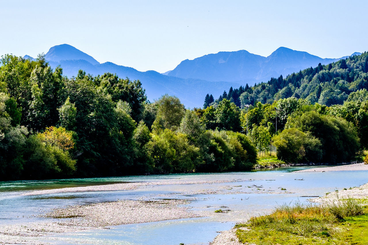 Isar mit Bergen im Hintergrund