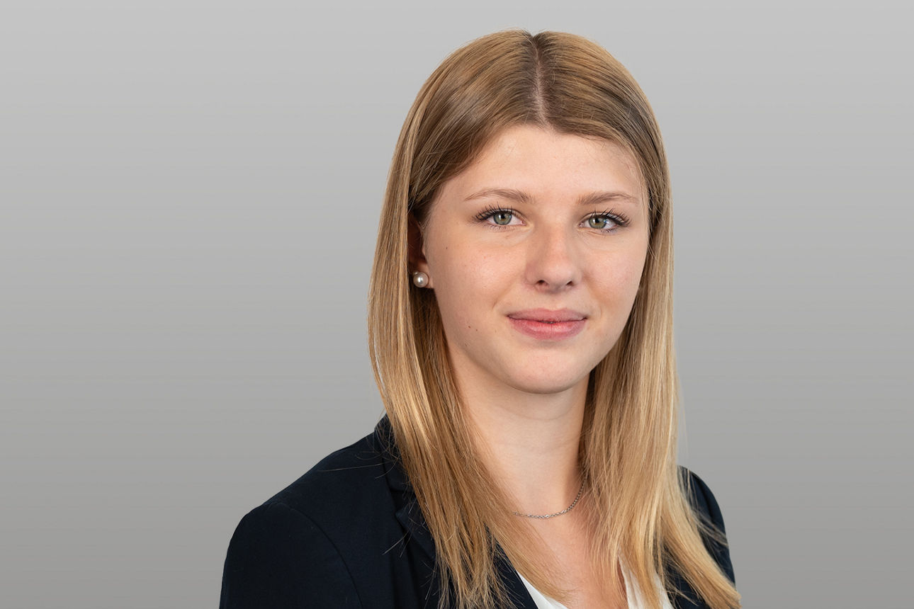 Kundenberaterin Romy Ischen vor grauen Hintergrund