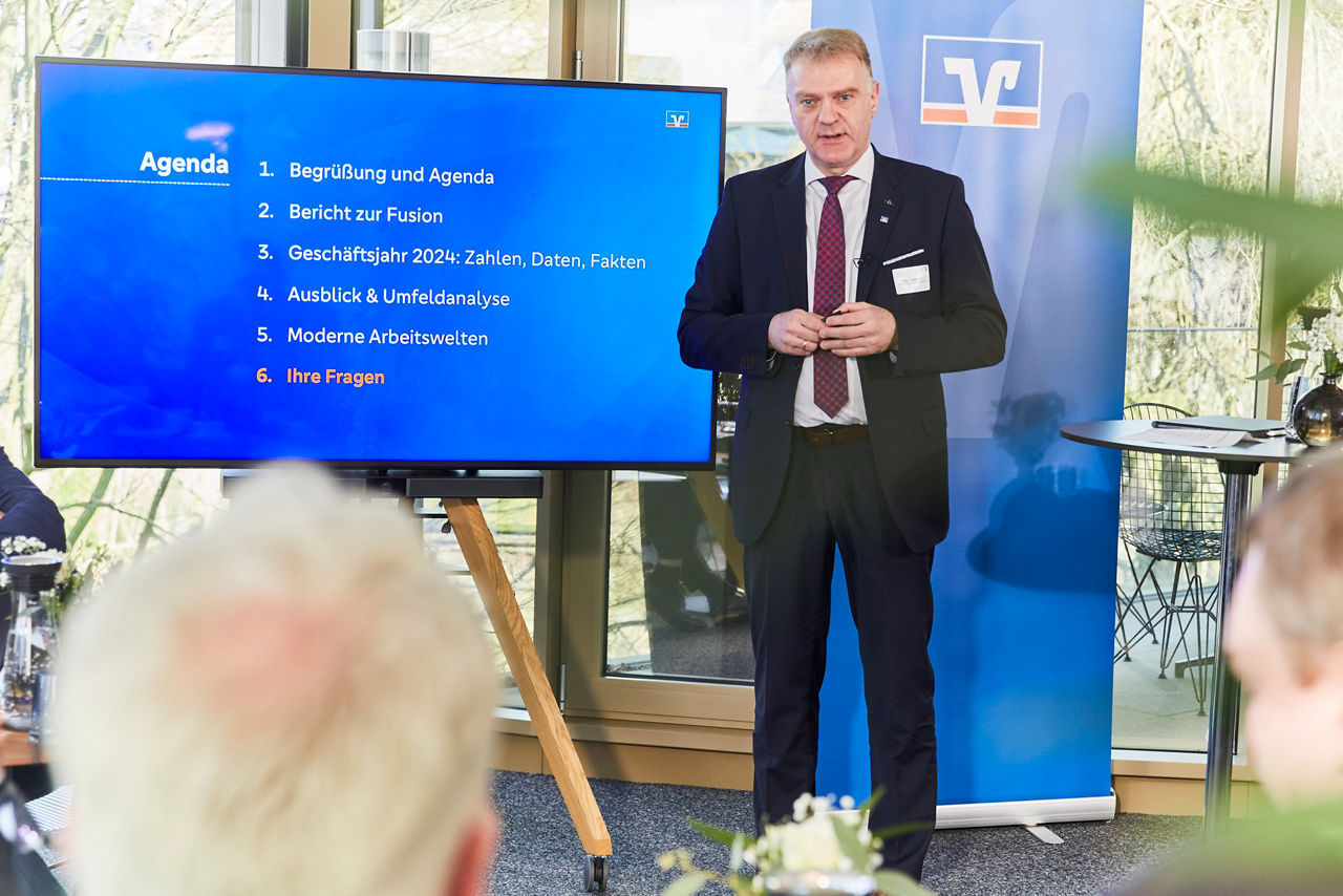 Jürgen Feistmann aus dem Vorstand der Volksbank im Münsterland im Gespräch mit den Medienvertretern.