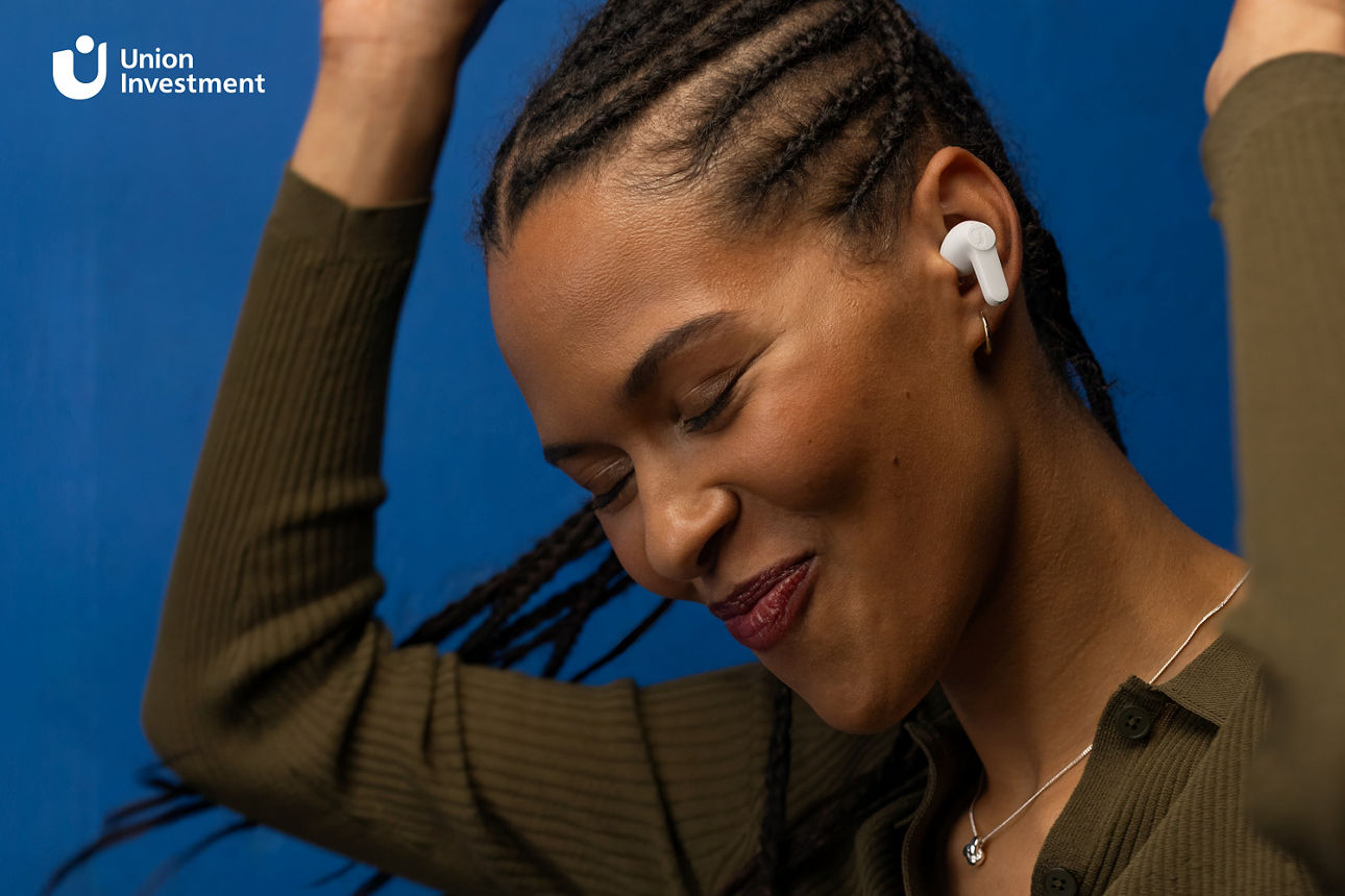 Junge Frau mit In-Ear-Kopfhörern