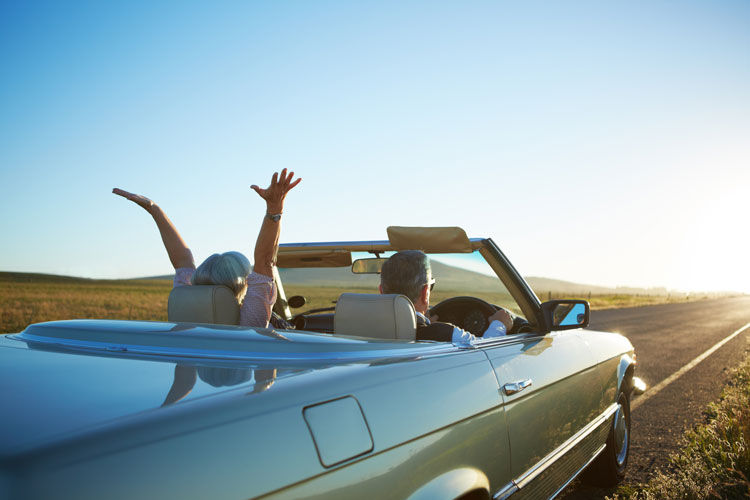 Eheleute fahren im Cabriolet