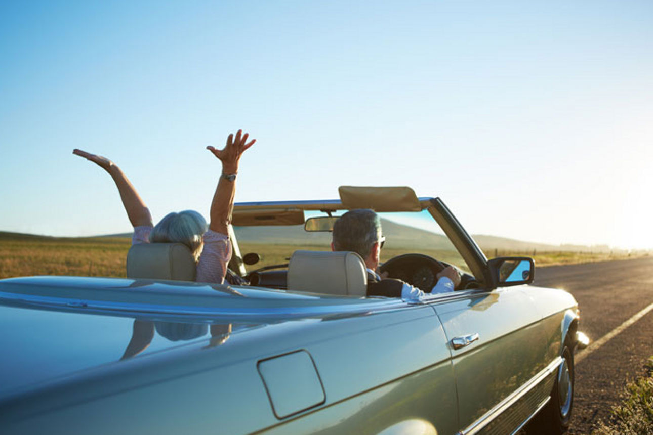 Eheleute fahren im Cabriolet