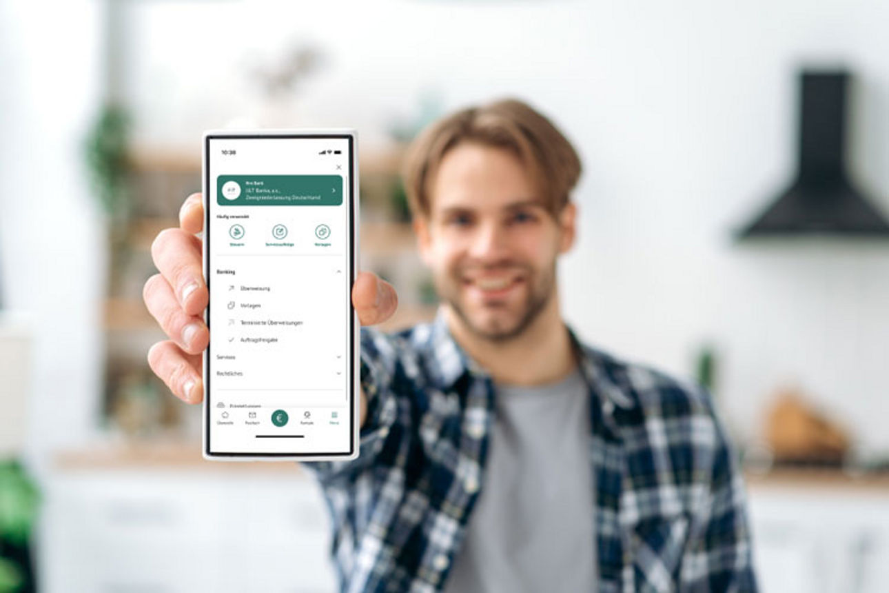 Mann hält die J&T Online-Banking App in die Kamera