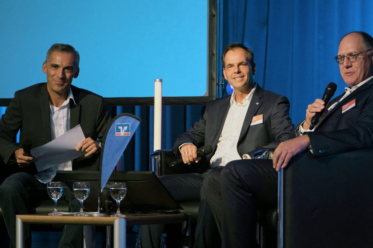 Moderator und Kollege Daniel Gartz (ganz links) tauscht sich mit Michael Willemse (mittig) und Clemens Bohnen aus