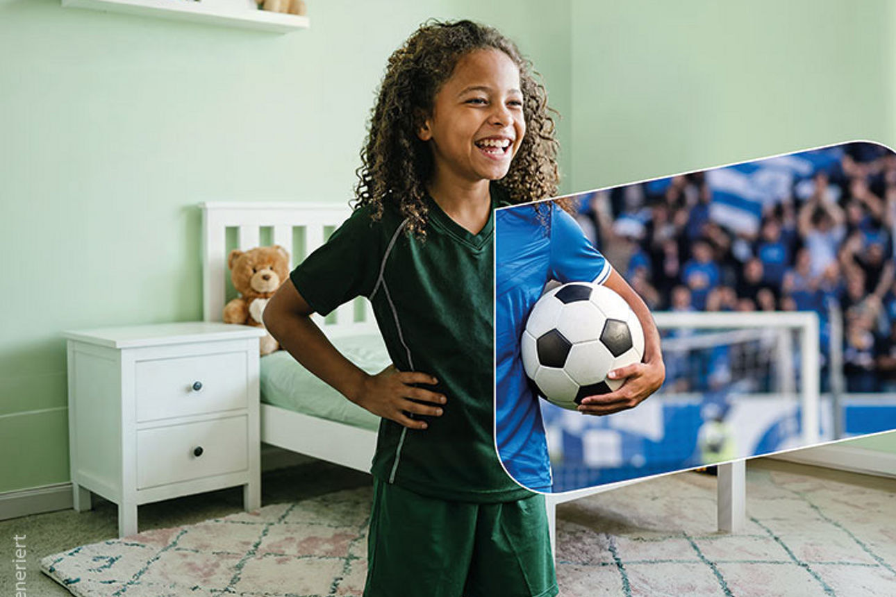Mädchen steht in einem Zimmer und hält einen Fußball in der Hand. Ein Teil des Hintergrunds sieht aus wie ein Fußballstadion.