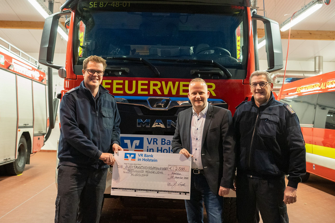 Spendenübergabe bei der Freiwilligen Feuerwehr Alveslohe