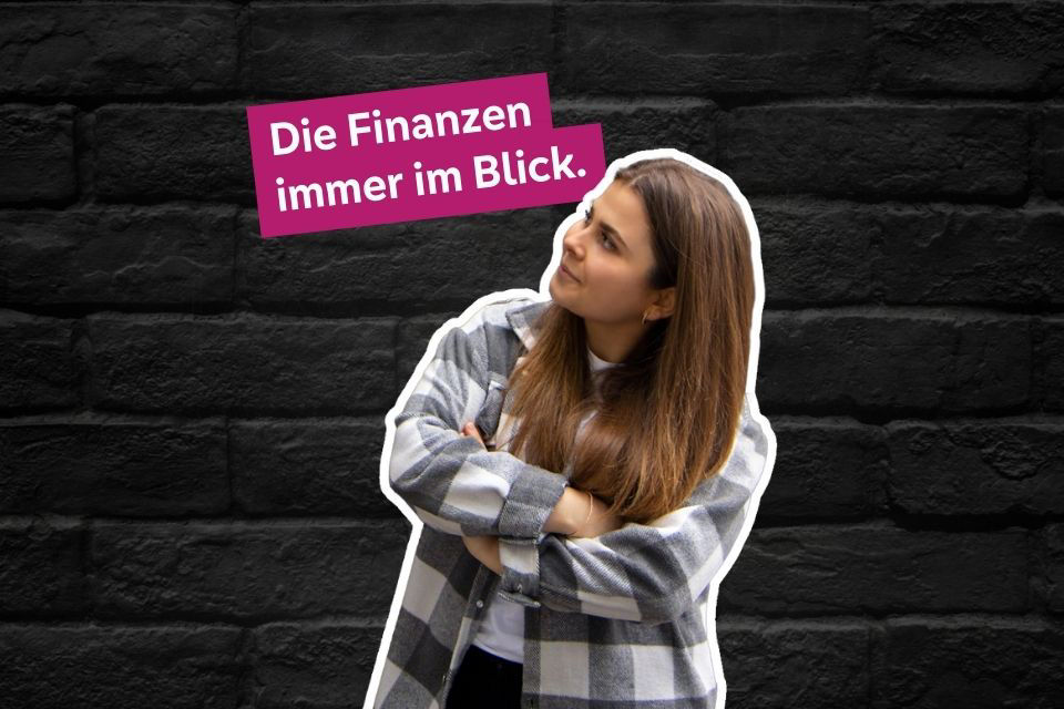 Junge Frau mit verschränkten Armen schaut schräg nach oben zu einem Schriftzug