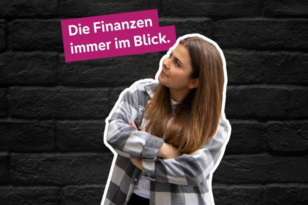 Junge Frau mit verschränkten Armen schaut schräg nach oben zu einem Schriftzug