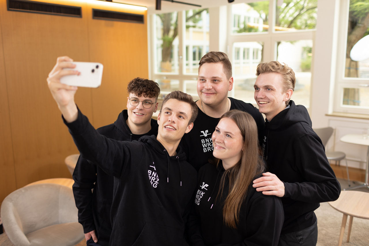 Junge Leute im Hoodie der VR-Bank Würzburg