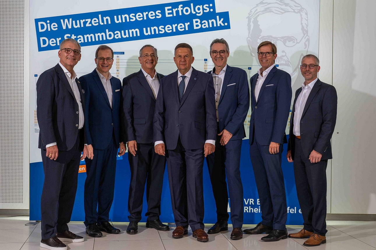 Vorstand und Aufsichtsratmitglieder stehen zu einem Gruppenbild zusammen